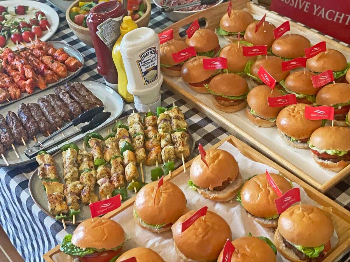 ランチはクルーズ中に船内で用意してくれる作りたて！