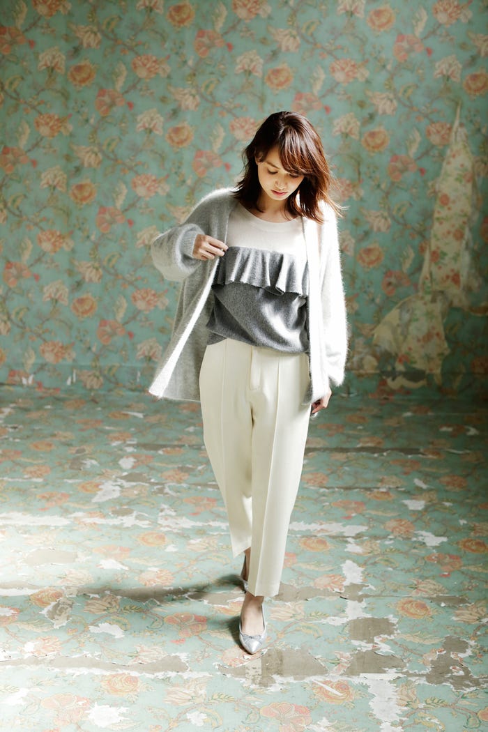 モヘアニットカーディガン¥7,500/AG by aquagirl バイカラーフリルニット¥23,000/LANVIN en Bleu(ラメール) ピンタックパンツ¥14,000/スピック&スパン(スピック&スパン ルミネ有楽町店) シルバーフラットパンプス¥12,500/ダイアナ(ダイアナ 銀座本店)(C)TOPLOG