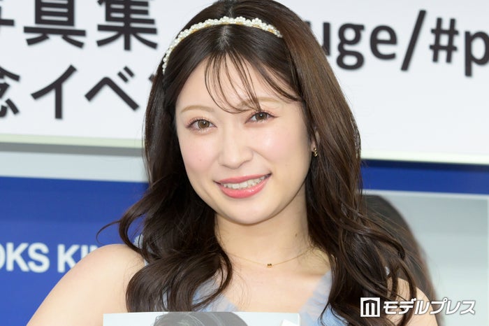 吉田朱里、ミニ丈でスラリ美脚大胆披露「スタイル抜群」「脚綺麗」の声