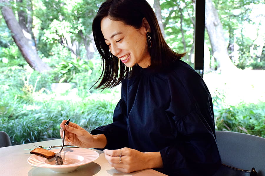 レストラン デュ パルク 「キノコのポタージュスープとパイ生地のラスク」を食べる