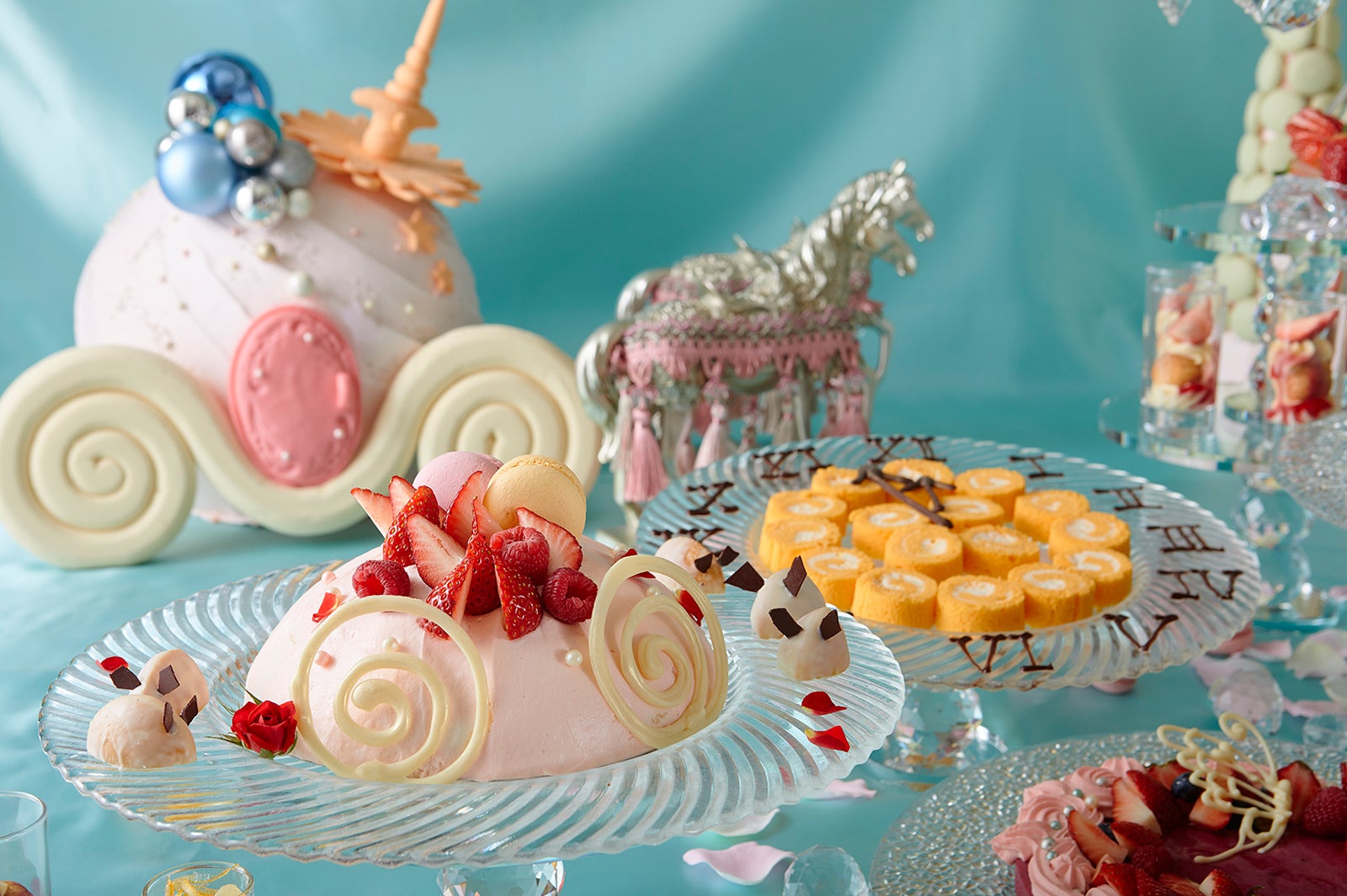 ガラスの国のスイーツブッフェ／画像提供：京王プラザホテル