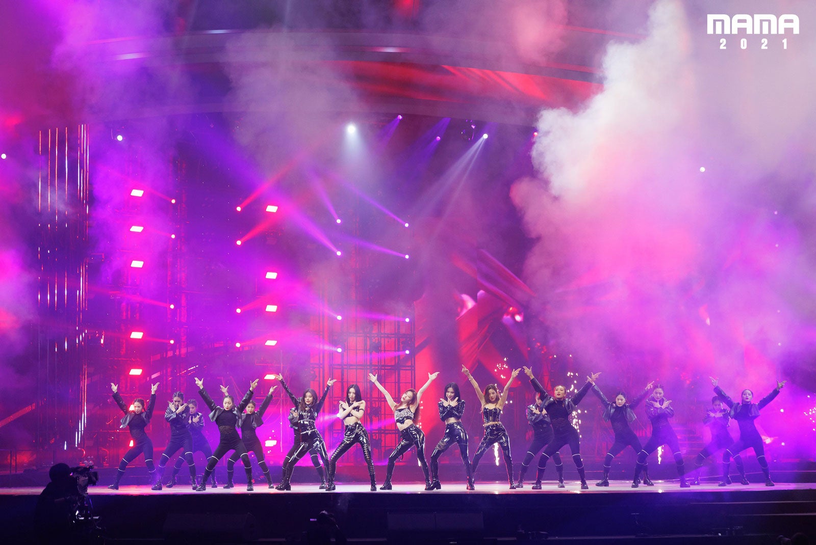 ITZY「イカゲーム」悪役俳優を追い詰める…衝撃的なステージにファン興奮「カッコよすぎて震える」＜2021 MAMA＞