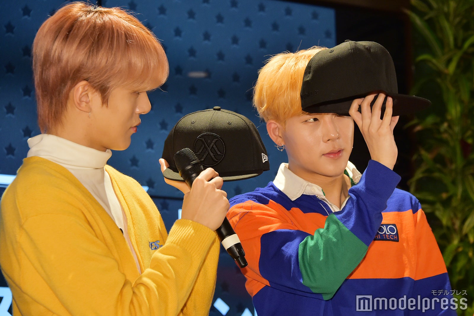 キャップのフィット感とツバの角度を確認するミニョク（左）とジュホン（右） （C）モデルプレス