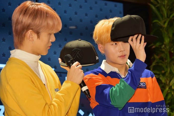 キャップのフィット感とツバの角度を確認するミニョク(左)とジュホン(右) (C)モデルプレス