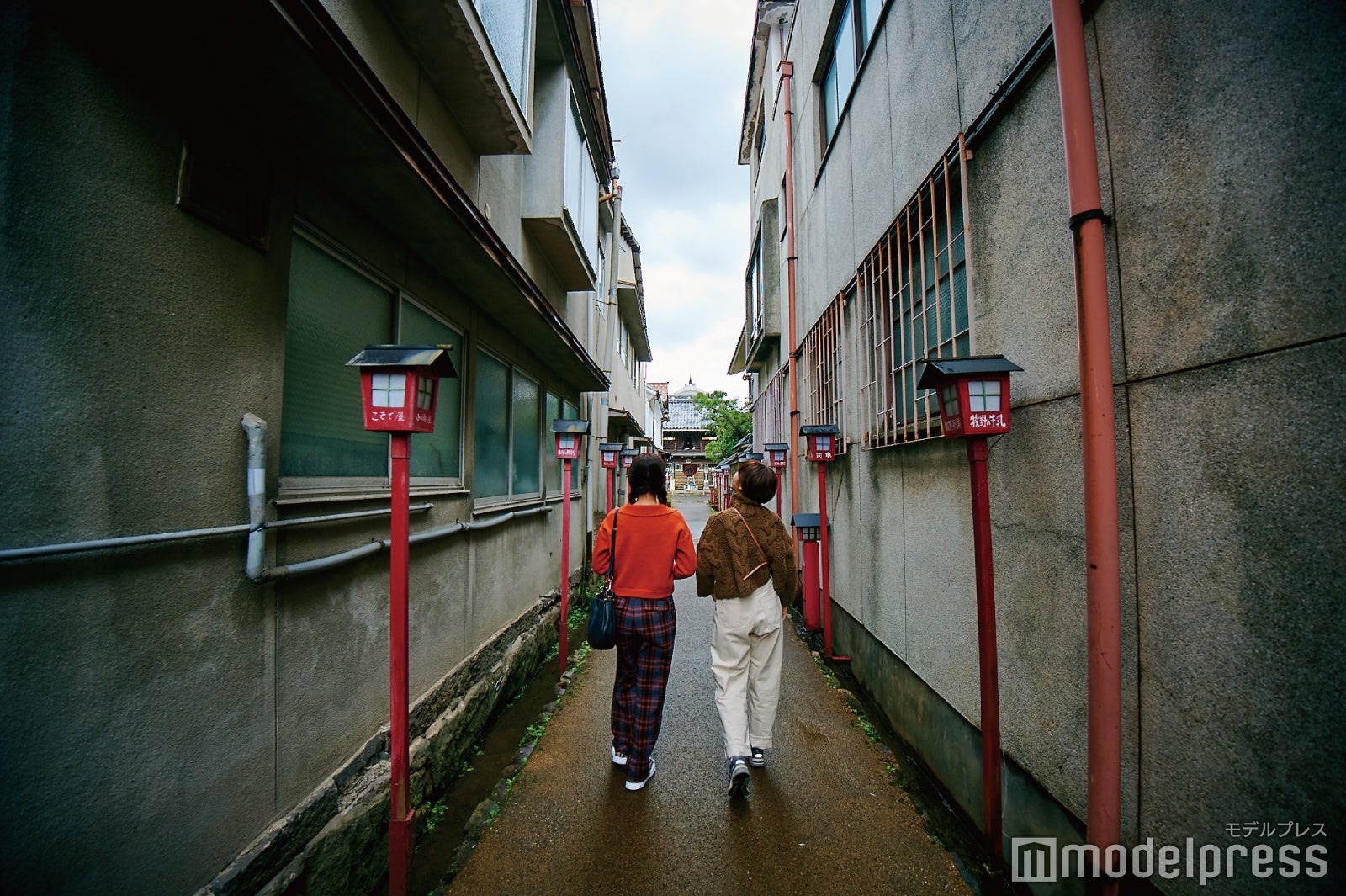赤い灯篭が並ぶ、雰囲気抜群の弁天参道。（C）モデルプレス