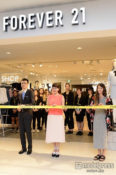 オープニングテープカットの様子