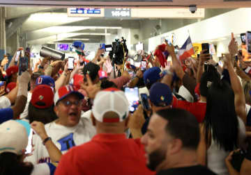 4連勝のドミニカはファンが狂喜乱舞！九回ヒヤヒヤも逃げ切り 陽気にお祭り騒ぎで“通路封鎖”