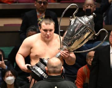 2場所連続Vの安青錦 執念の首投げに言及「起こされなければ大丈夫と。我慢できて良かった」