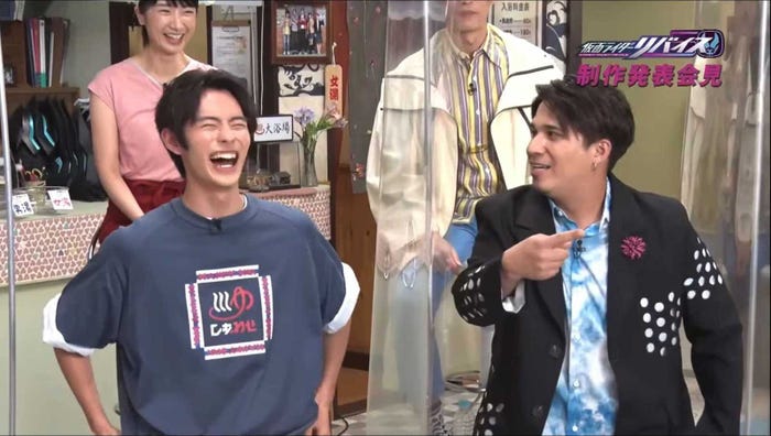 前田拳太郎、木村昴「仮面ライダーリバイス」オンライン制作発表会見より(提供素材)