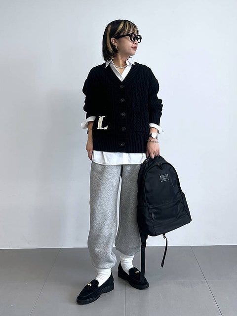 黒カーディガン モノトーンコーデ 黒カーディガンのモノトーンコーデ4