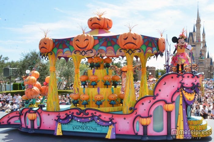 東京ディズニーランド新パレード「ハッピーハロウィーンハーべスト」/「元気いっぱいのパンプキンガールが踊っているレビューシアター」