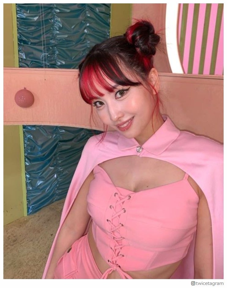 TWICEモモ、美デコルテ際立つ新曲オフショット公開 赤髪ハイライトにも絶賛の声