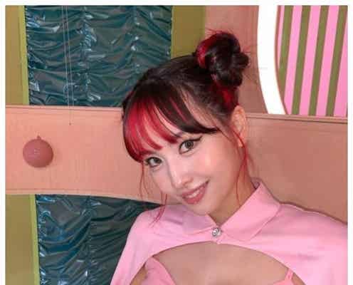 TWICEモモ、美デコルテ際立つ新曲オフショット公開 赤髪ハイライトにも絶賛の声