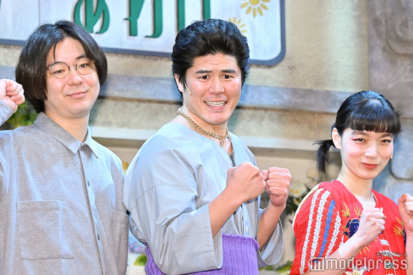 （左から）三浦直之氏、板橋駿谷、祷キララ（C）モデルプレス
