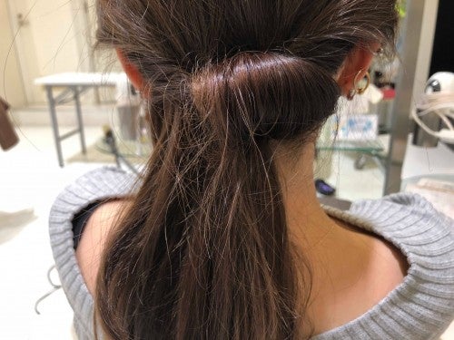 STEP3で出来た空間に、残った髪を右側からいれていく