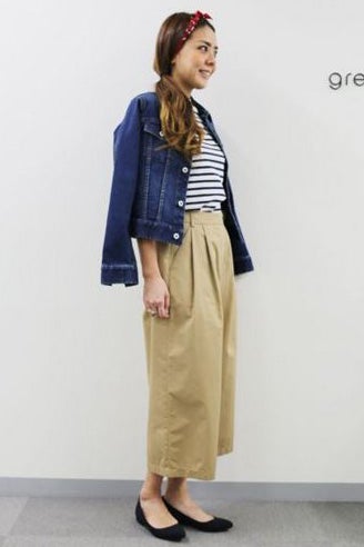 デニムジャケットは、足元にヒールを持ってくると大人っぽく着こなせますよ／画像提供：STAFF SNAP