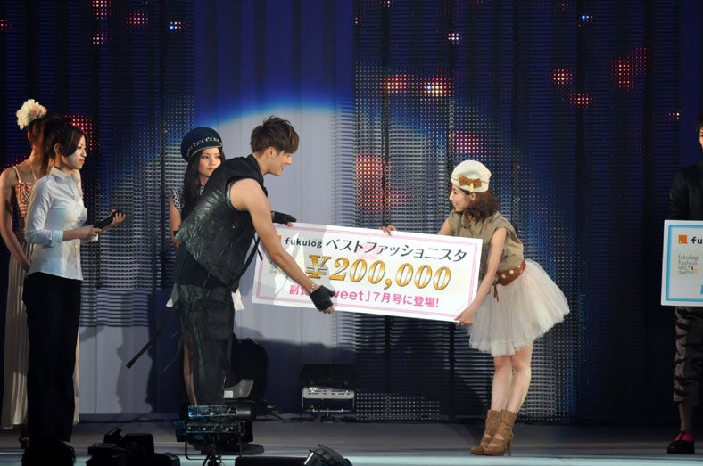 「fukulogファッショニスタアワード2011」授賞式に参加したジュノ