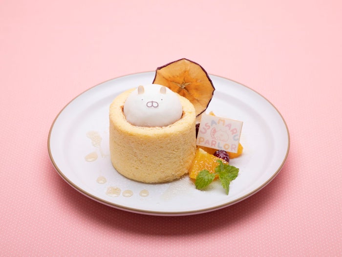 うさまる すっぽりロールケーキ1,430円(C)sakumaru/LINE