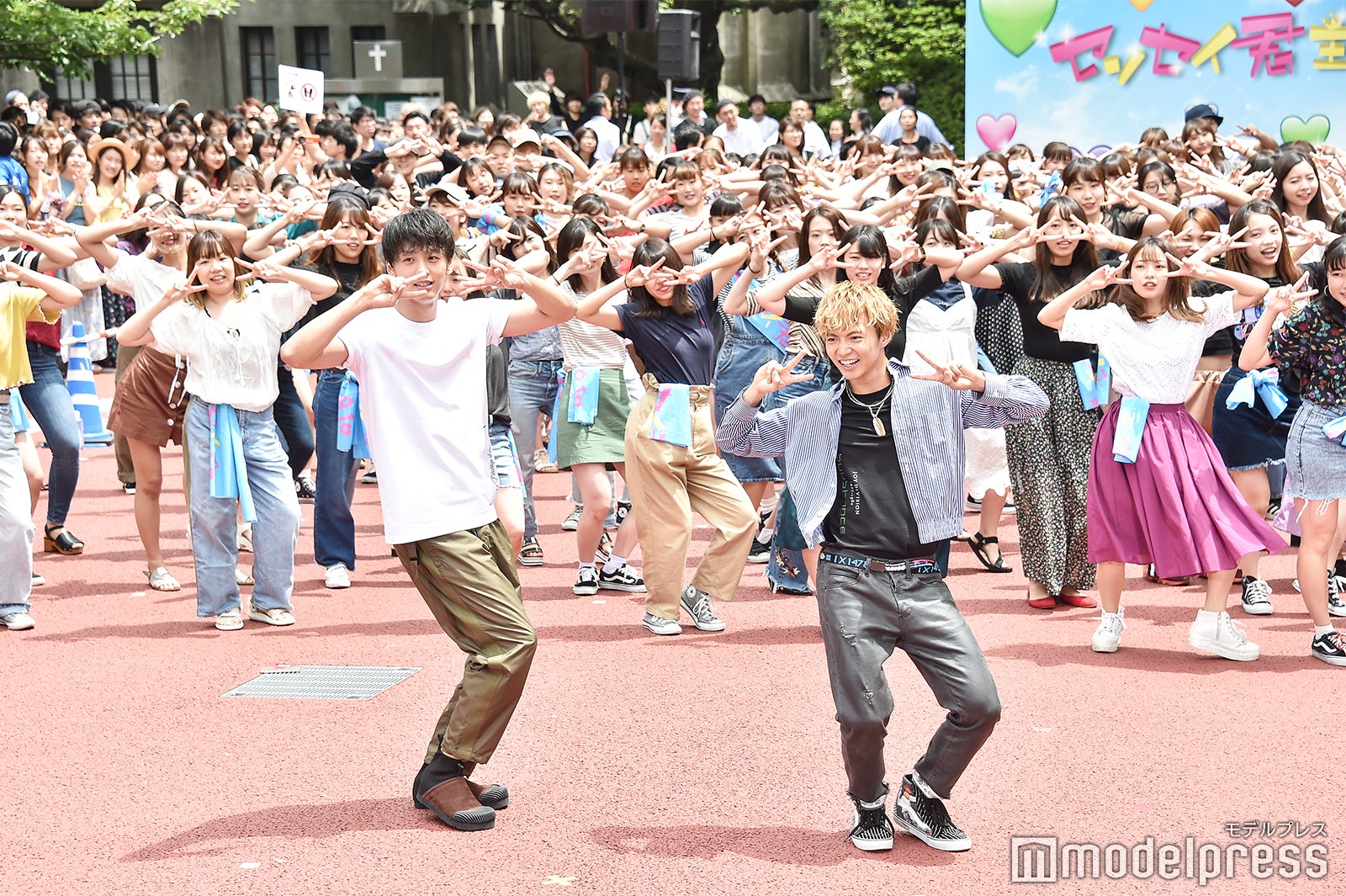 佐藤大樹から竹内涼真へ「フラッシュモブ」の様子 （C）モデルプレス