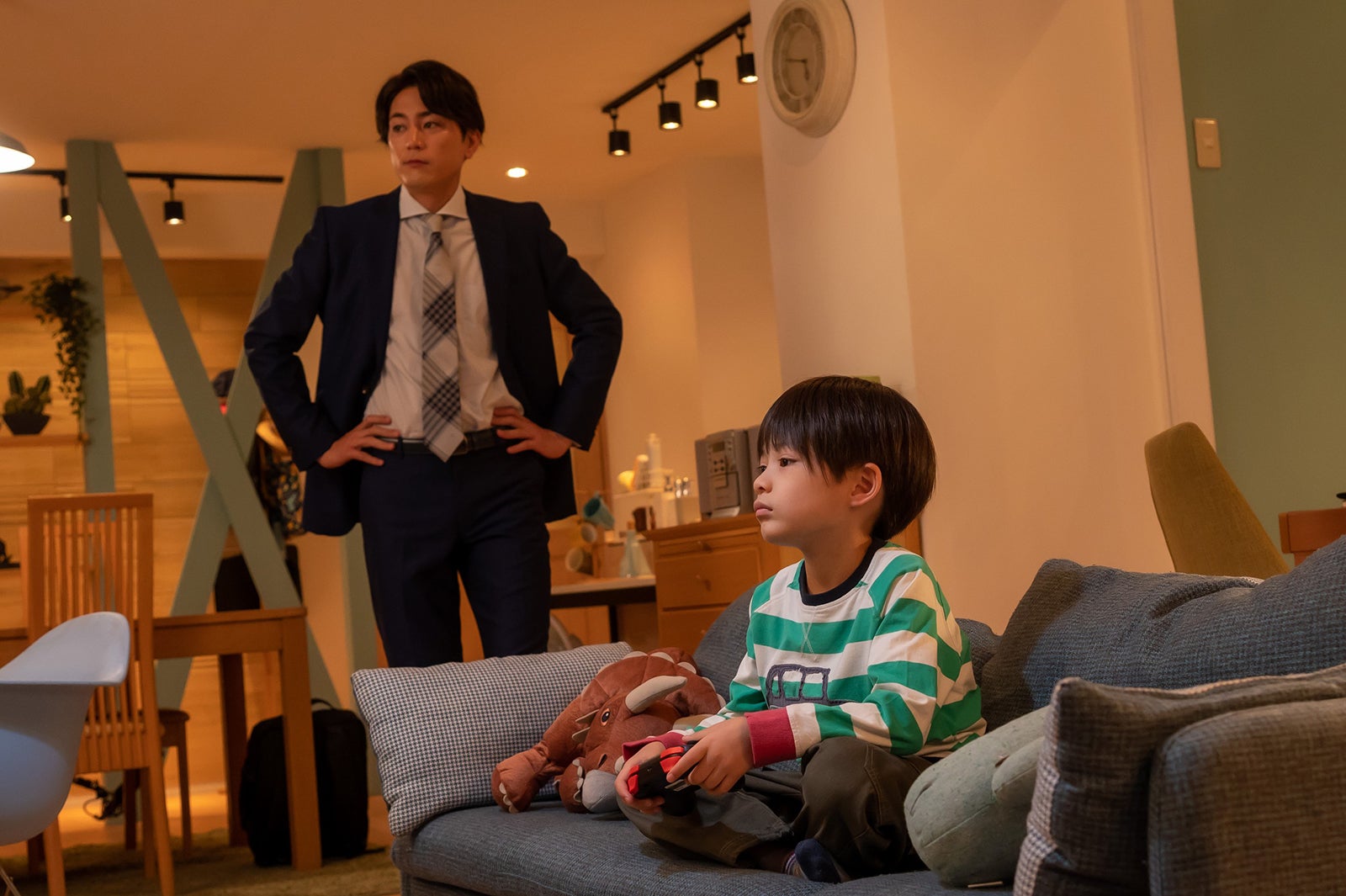 間宮祥太朗、岩川晴／「魔法のリノベ」第1話より（C）カンテレ