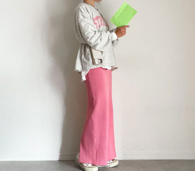 行事コーデ　アラサーアラフォーママ　おしゃれ　ロゴセーター×ピンクスカート