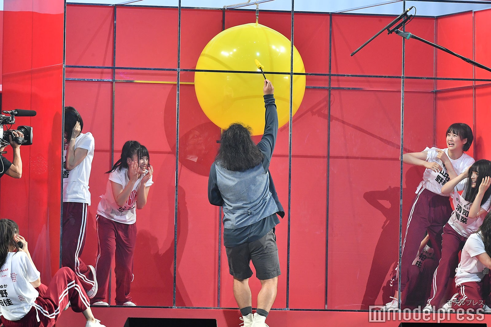 ジェスチャーゲームで最終的に中岡に風船を割られる／NGT48 4thシングルリリースイベント （C）モデルプレス
