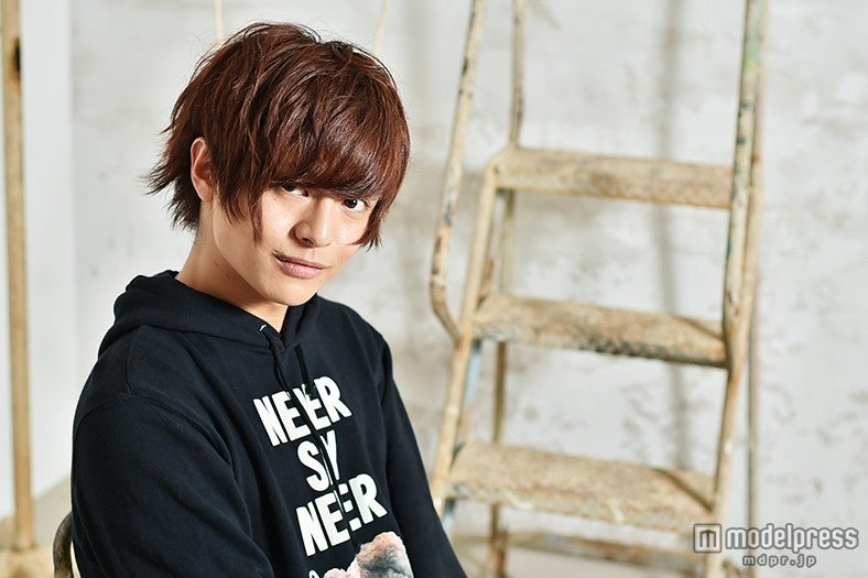 クールな表情を見せる鈴木勤