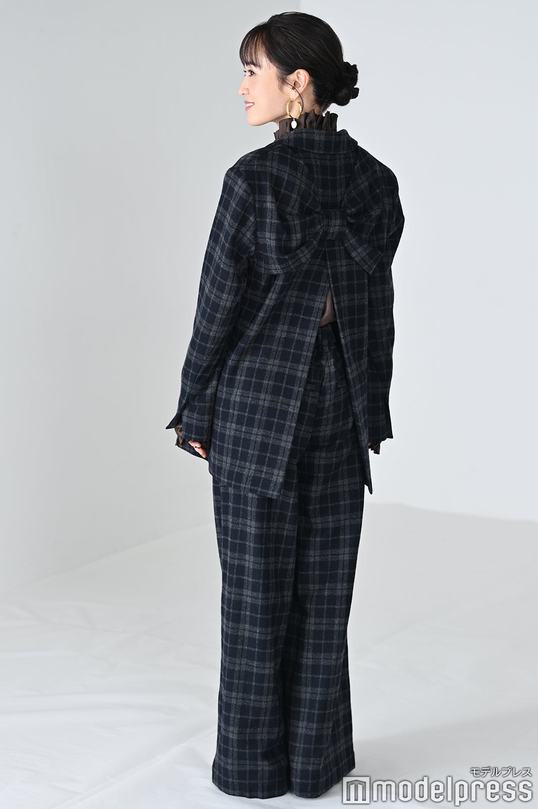 「後ろも可愛いんです」と衣装を見せてくれた／前田敦子（C）モデルプレス