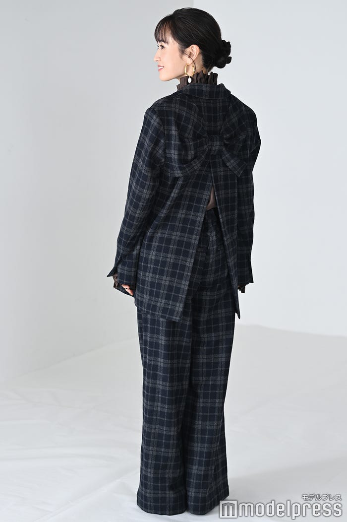 「後ろも可愛いんです」と衣装を見せてくれた/前田敦子(C)モデルプレス