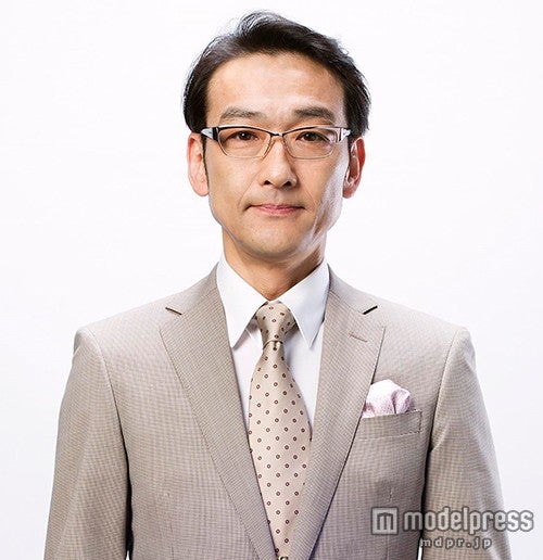 佐々木課長役の吹越満（C）テレビ東京