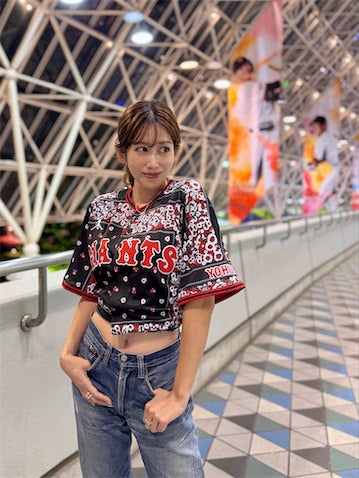 元NHKアナ・中川安奈、‟へそ出し”巨人のユニ姿に反響「似合いすぎ」「ナイスバディ」
