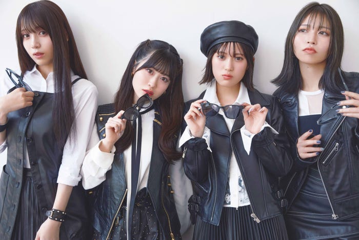 花宮初奈、花井美春、橘杏咲、松岡美里(C)撮影:三宮幹史/「天狼群オフィシャルビジュアルブック 雷轟鳴牙」(講談社/2025年9月24日発売)