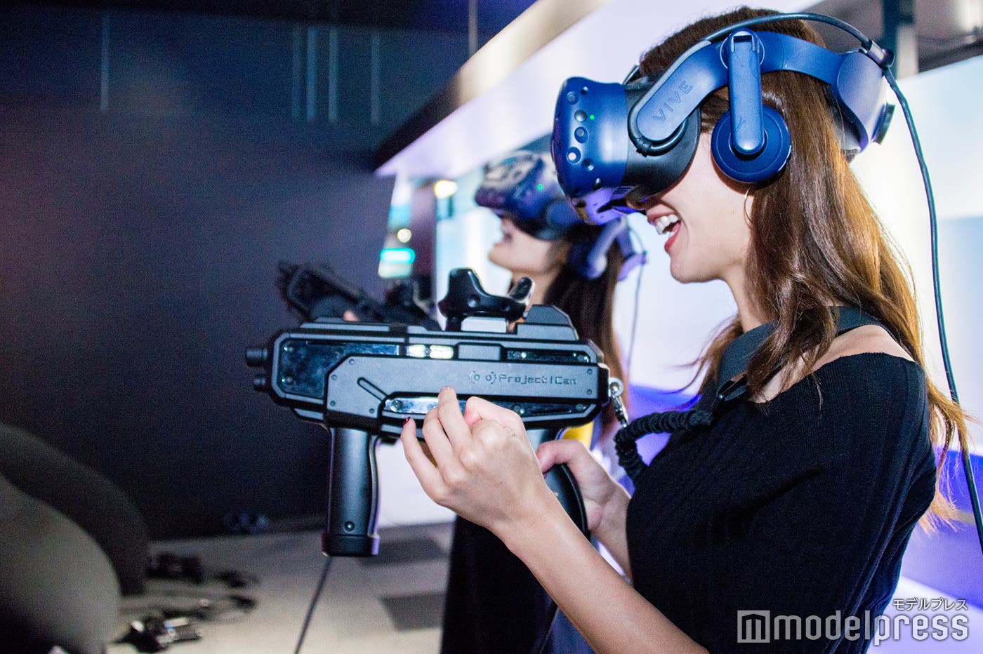 リアルなVRに驚く金城さん(手前)(C)モデルプレス