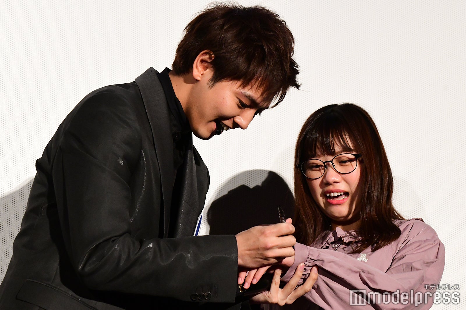 観客に劇中シーンを再現する片寄涼太 （C）モデルプレス