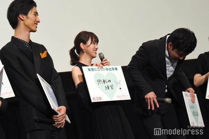 清水尋也、堀未央奈、堀の絵の再現をする間宮祥太朗 (C)モデルプレス