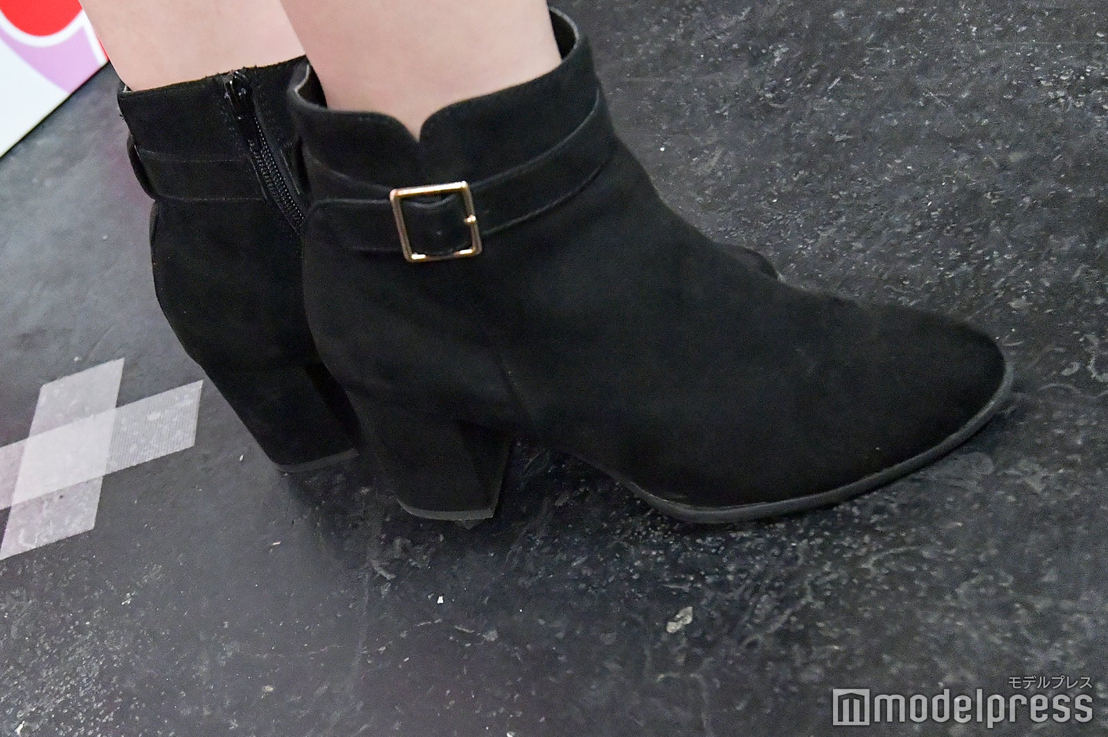 黒木麗奈の足元（C）モデルプレス
