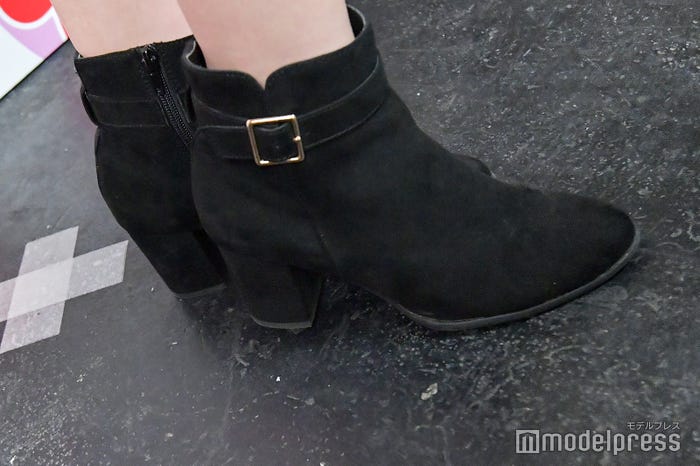 黒木麗奈の足元(C)モデルプレス