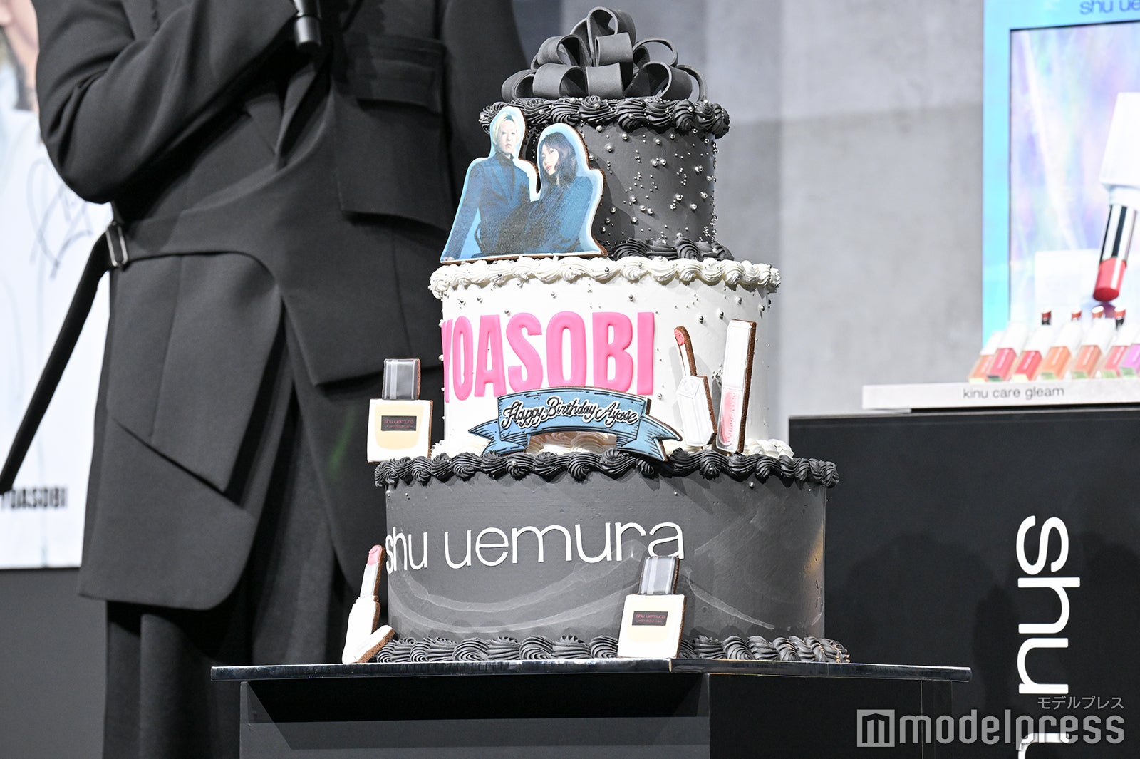 Ayaseへのサプライズバースデーケーキ（C）モデルプレス
