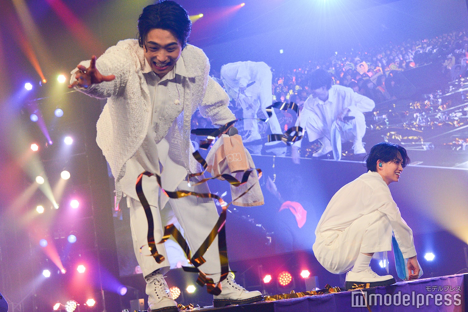 銀テープを観客に渡す八村倫太郎と綱啓永 （C）モデルプレス