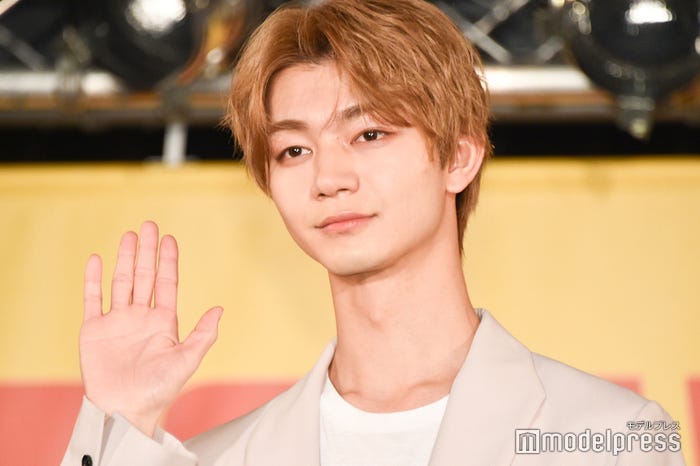 目線を求められる度「ありがとうございます」とお礼を言う吉澤要人(C)モデルプレス