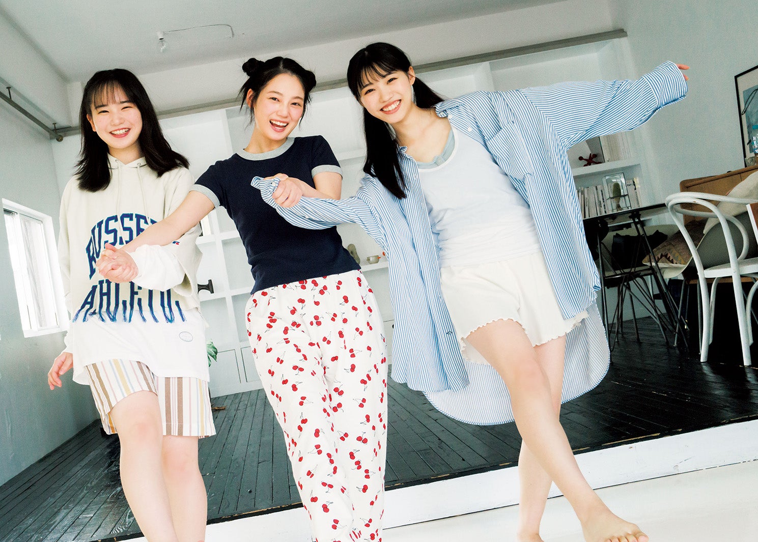 安納蒼衣、吉本此那、金澤亜美（C）大藪達也／集英社