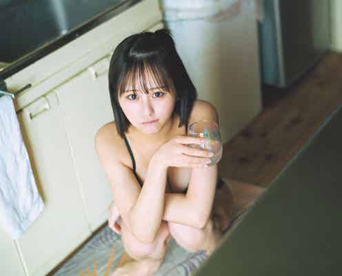 ≠ME尾木波菜、あざとい表情にドキッ「週プレ」表紙初登場で抜群スタイル披露