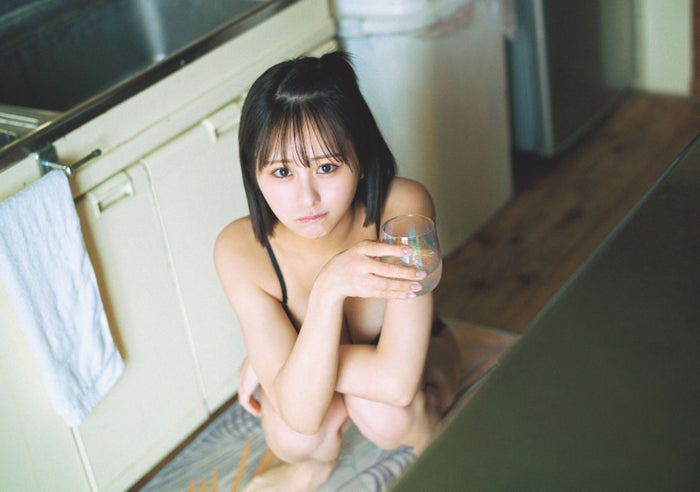 ≠ME尾木波菜、あざとい表情にドキッ「週プレ」表紙初登場で抜群スタイル披露