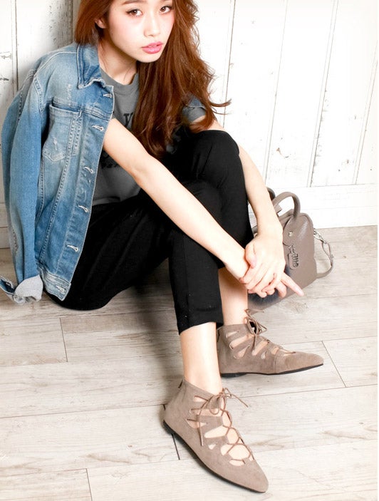 レースアップフラットシューズパンプス「salus」3,990円（税込）／画像提供：salus