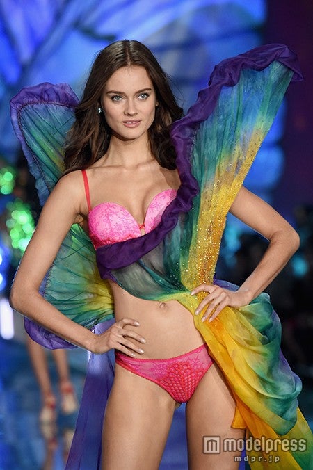 「Victoria’s Secret Fashion Show 2015」に出演した新エンジェルズのジャック・モニカ・ヤガチャク ／photo：GettyImages
