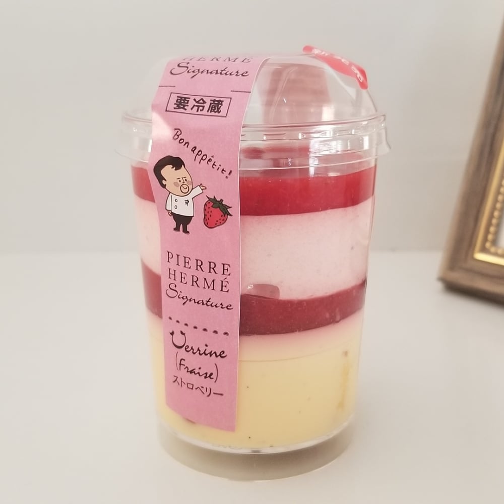 セブンイレブンのピエールエルメシグネチャーカップケーキストロベリーの写真