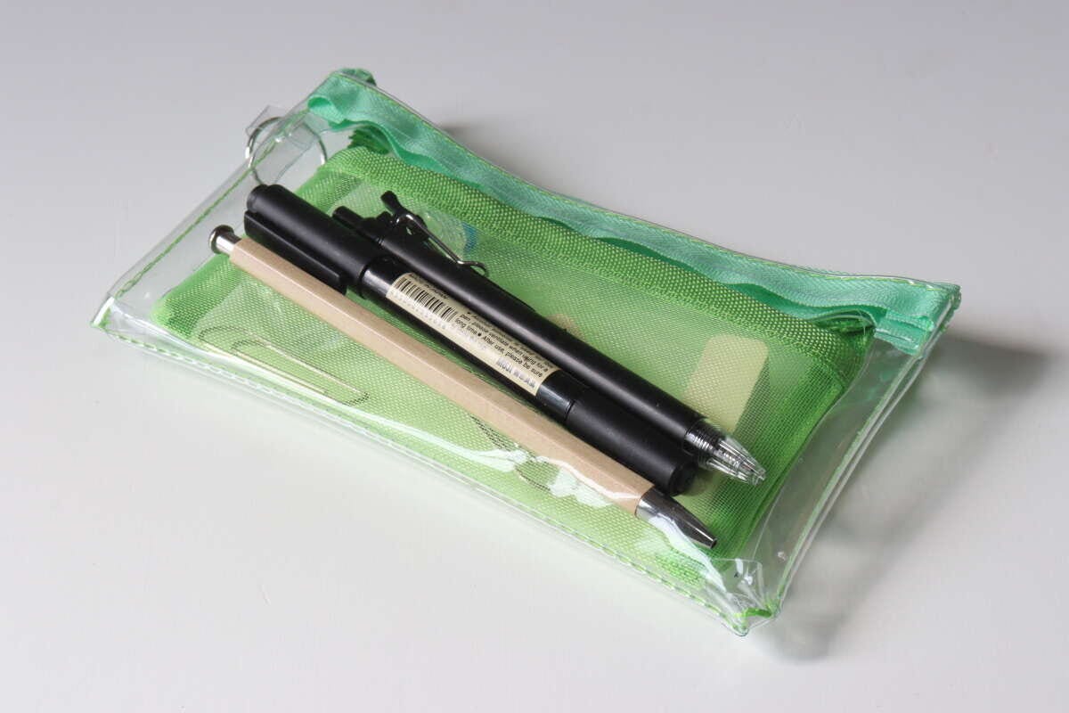 ダイソー メッシュポケット付ペンケース ダイソーのメッシュポケット付ペンケースの収納量