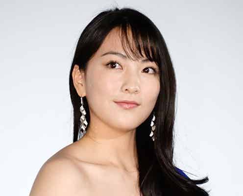 “セクシー先生”知英、ミニドレスで美脚を大胆披露「すごく恥ずかしくて…」