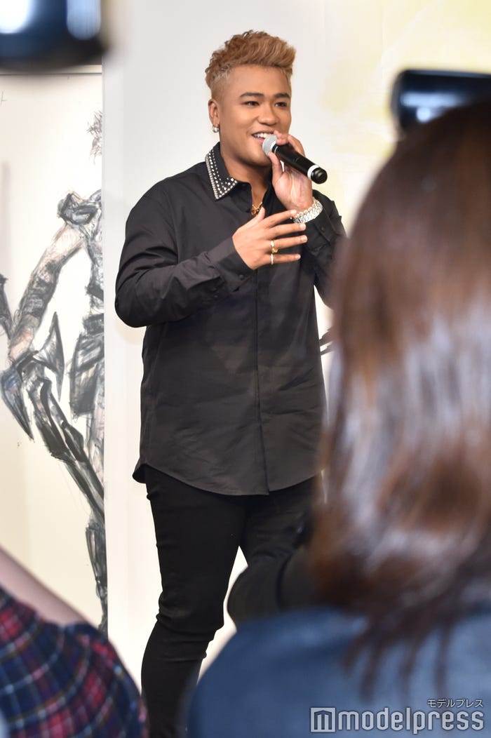 記者に気遣いを見せるELLY(C)モデルプレス