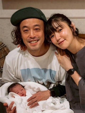 今月第一子出産、エレキコミック・やついの妻が“家族3ショット”公開「やついさんに目が似てる！？」